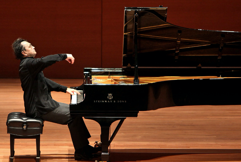 Đàn Piano Điện và Đàn Piano Cơ khác nhau như thế nào? Nên chọn đàn piano như thế nào cho người mới?