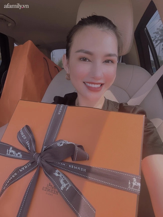 Hình ảnh chị Thu cùng chiếc túi tiền tỷ Hermes.